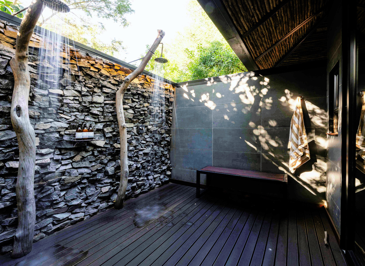 Mukwa Suite Outdoor Showers.jpg