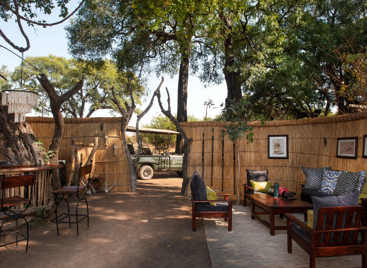 Mwamba Bush Camp bar area