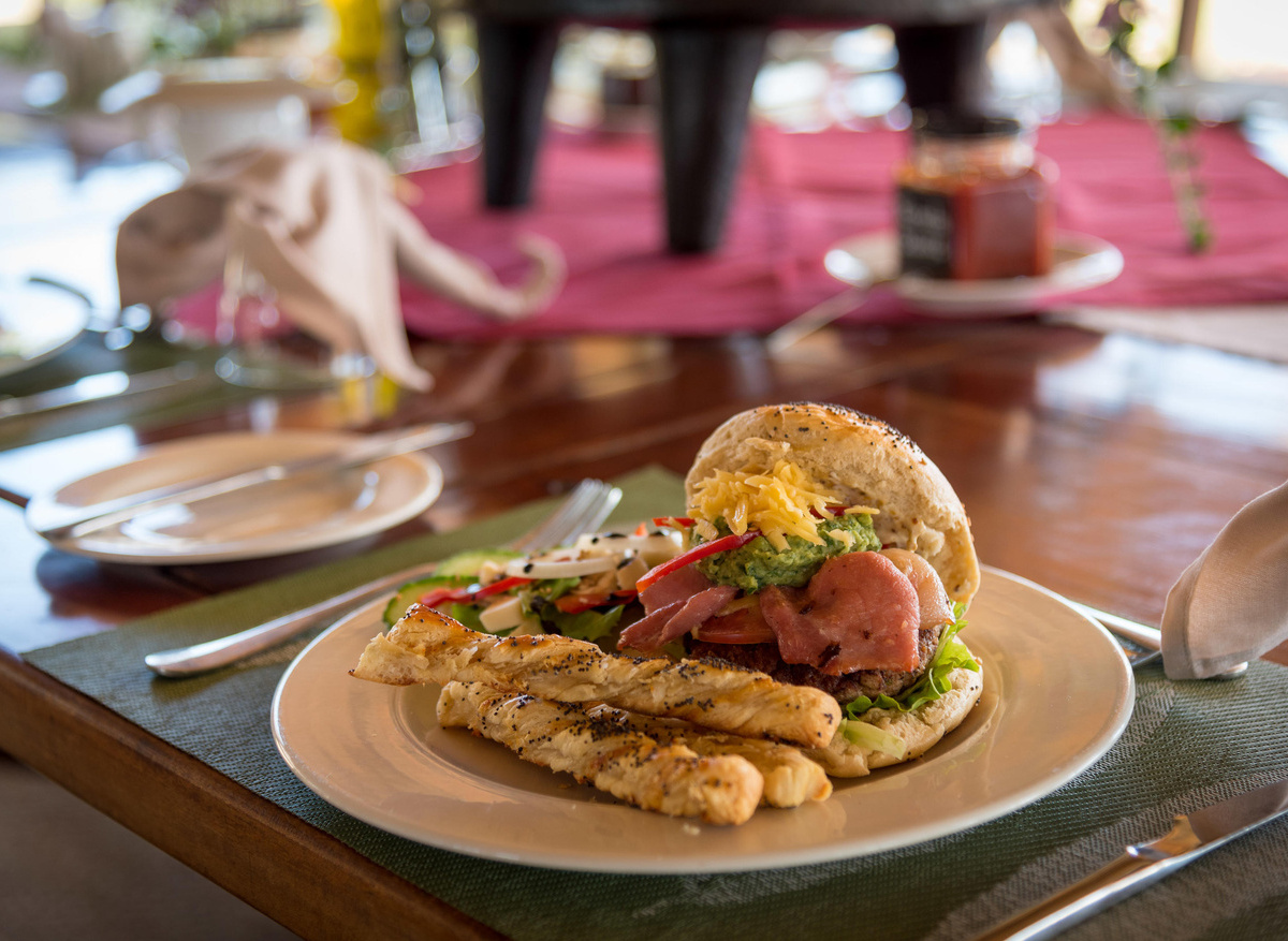 CampHwange_dining_03