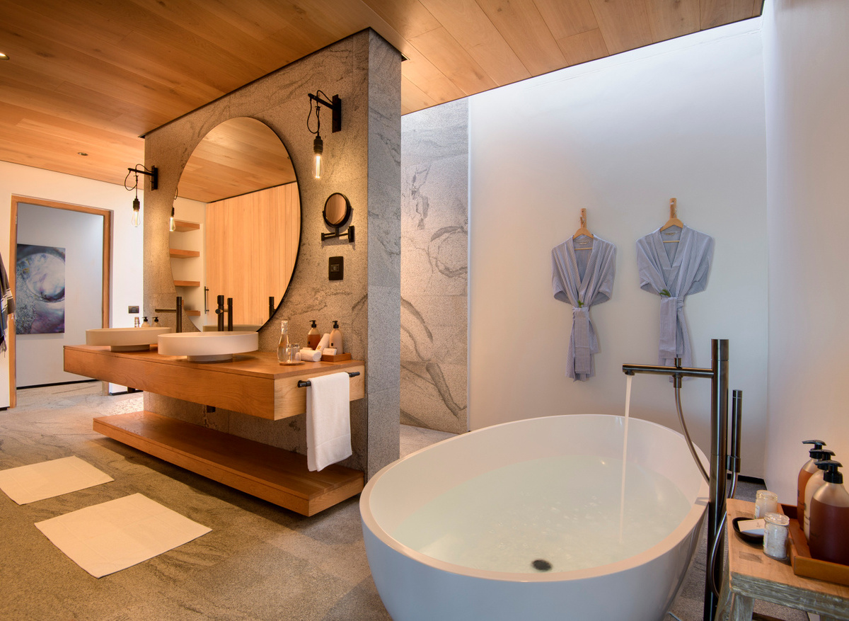 Morukuru Beach Lodge - bathroom.JPG