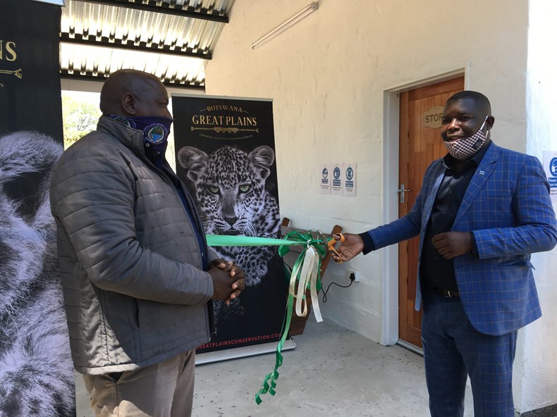 224C-deputy-dc-mr-waloka-cutting-the-ribbon-and-having-over-the-building-to-the-great-accepting-it-on-behalf-of-the-community-2048x1536.jpg