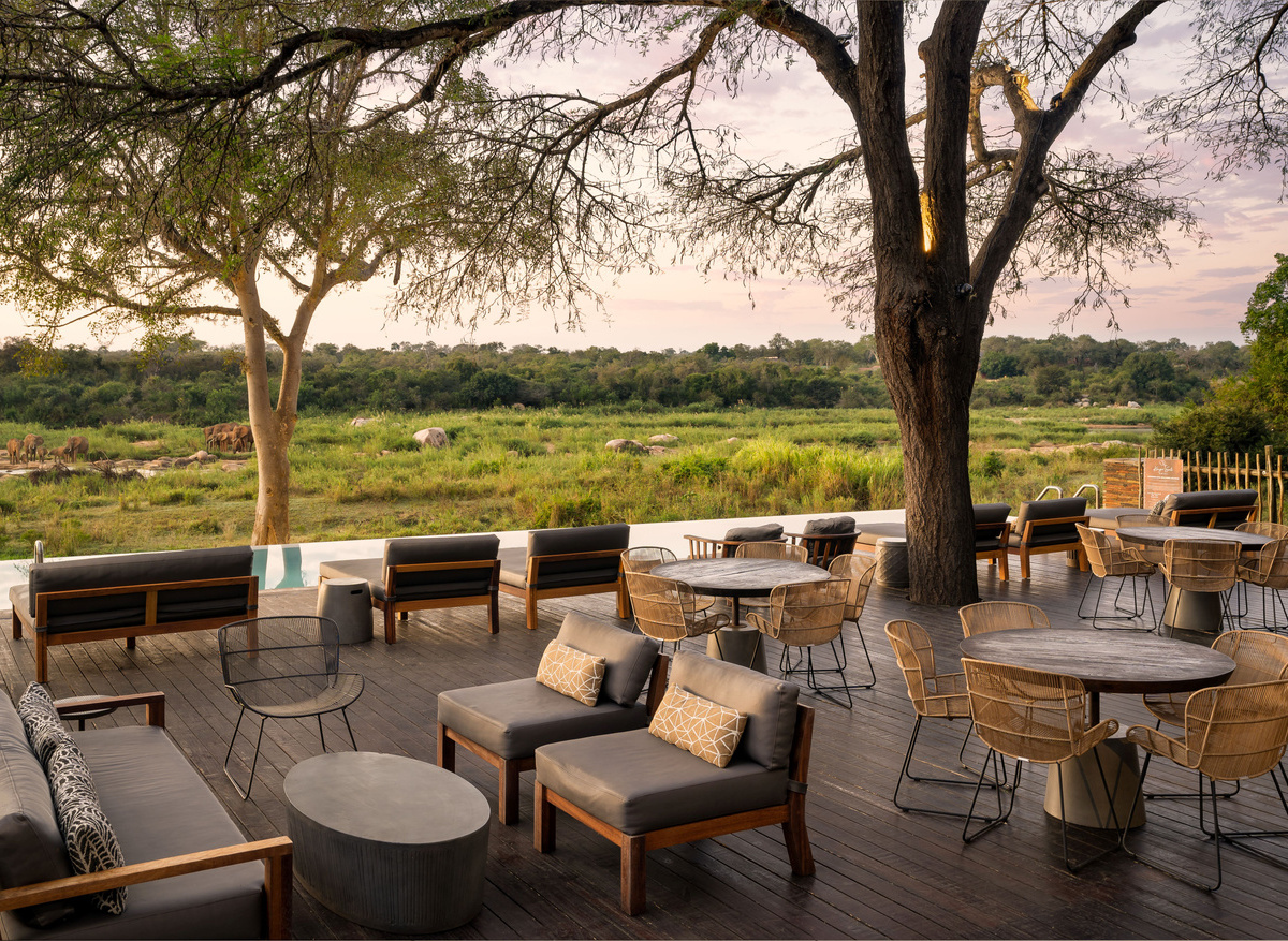 Pool Bar & Viewing Deck
