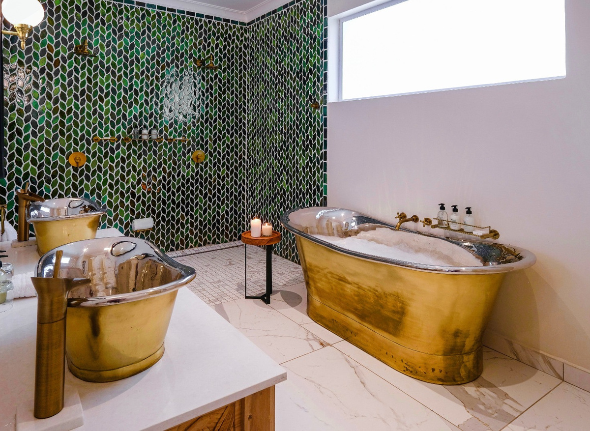 Honeymoon Suite Bathroom