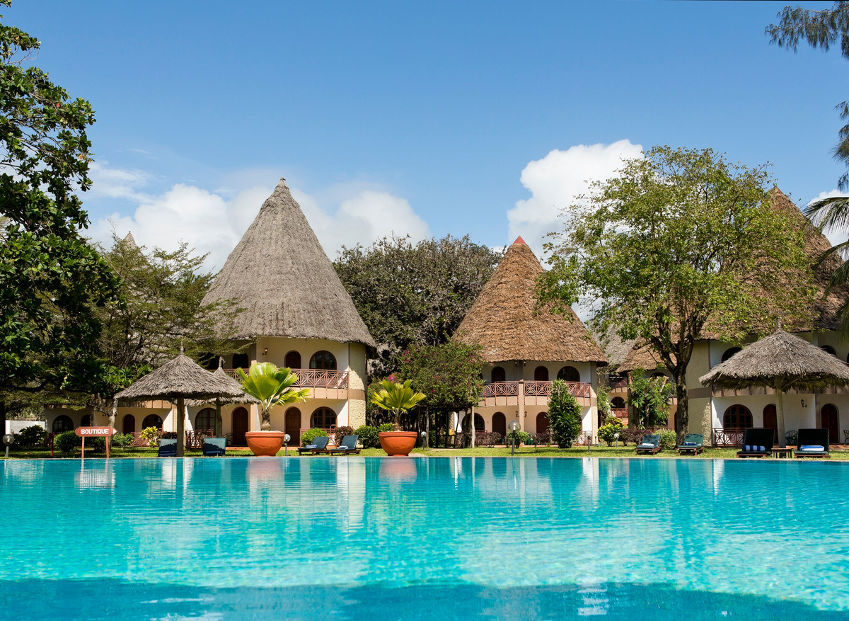 Paradise View of Chalets Over Pool - kopie.jpg