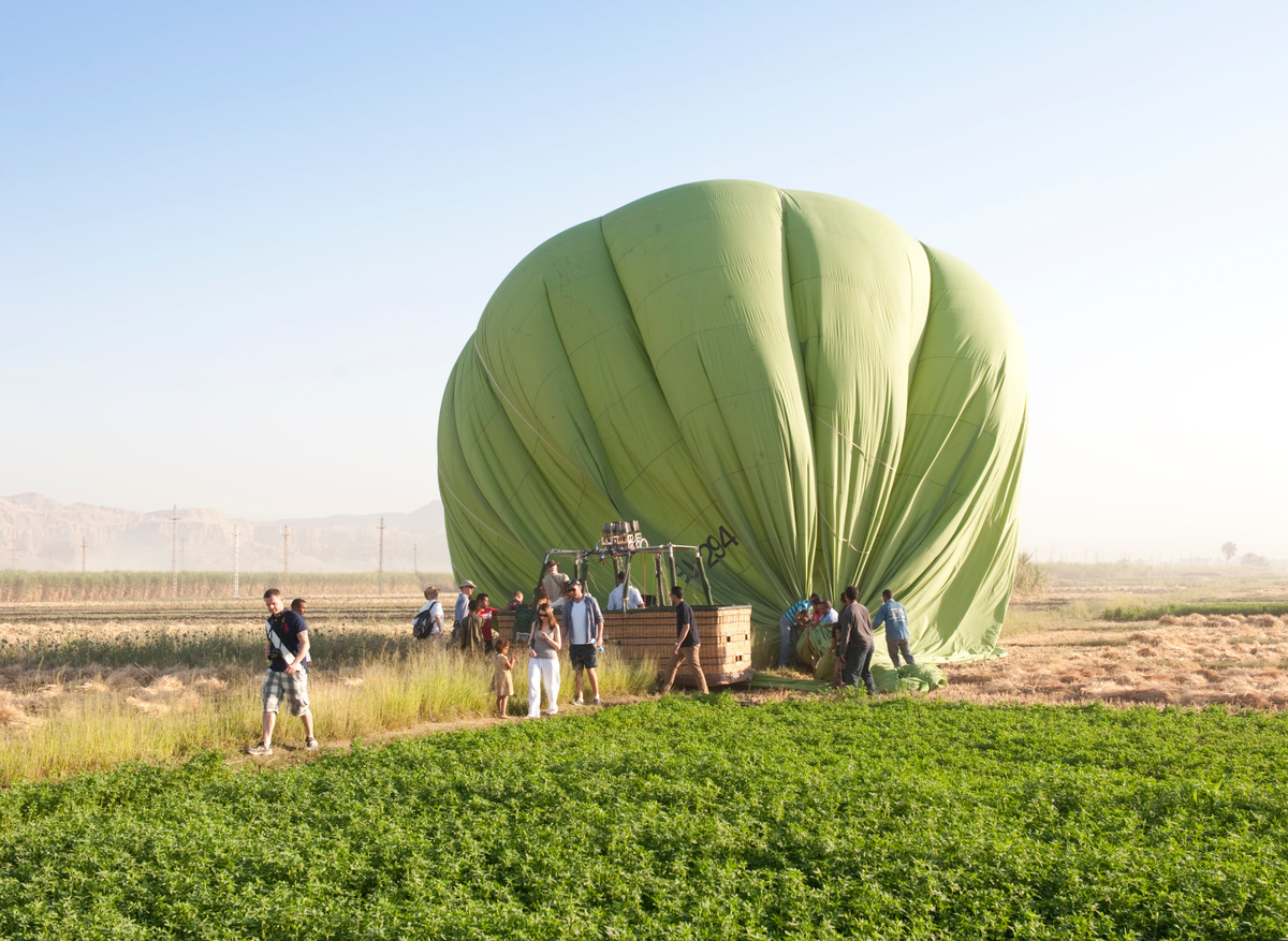 Balloon over the West Bank, Luxor.jpg