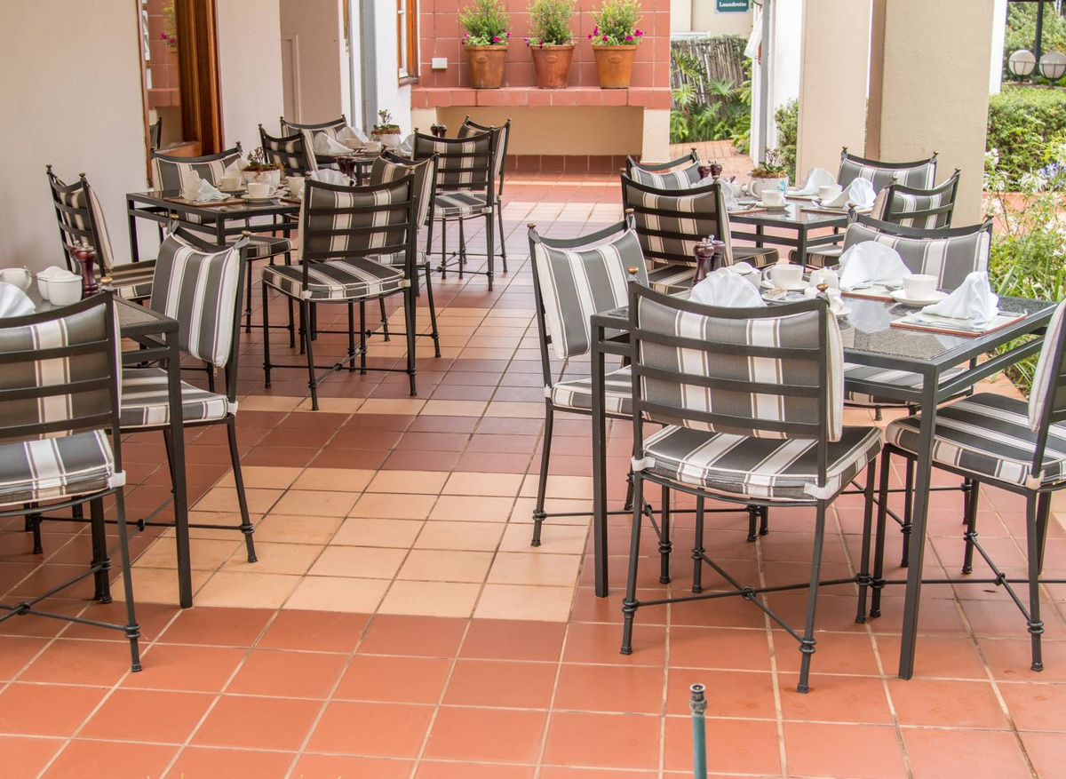 Courtyard Hotel Arcadia Dining