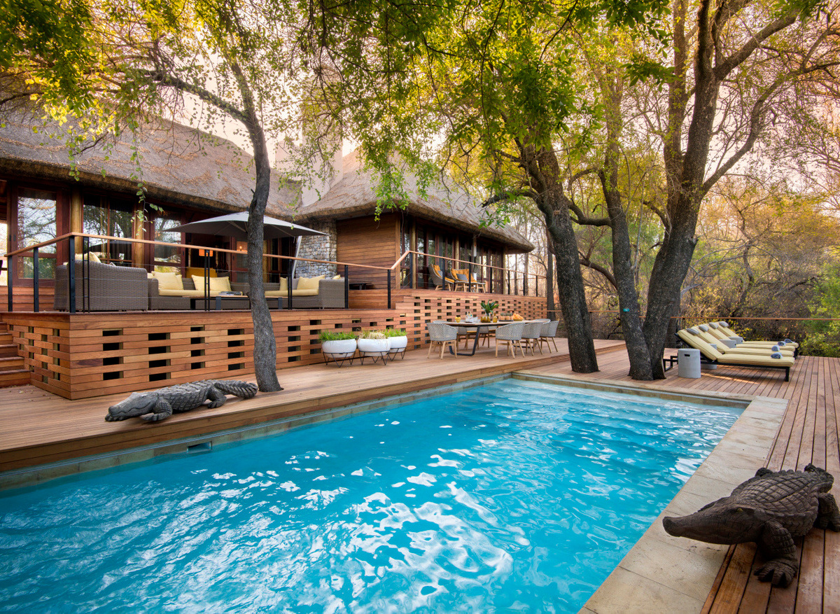 Morukuru River House - Pool and deck
