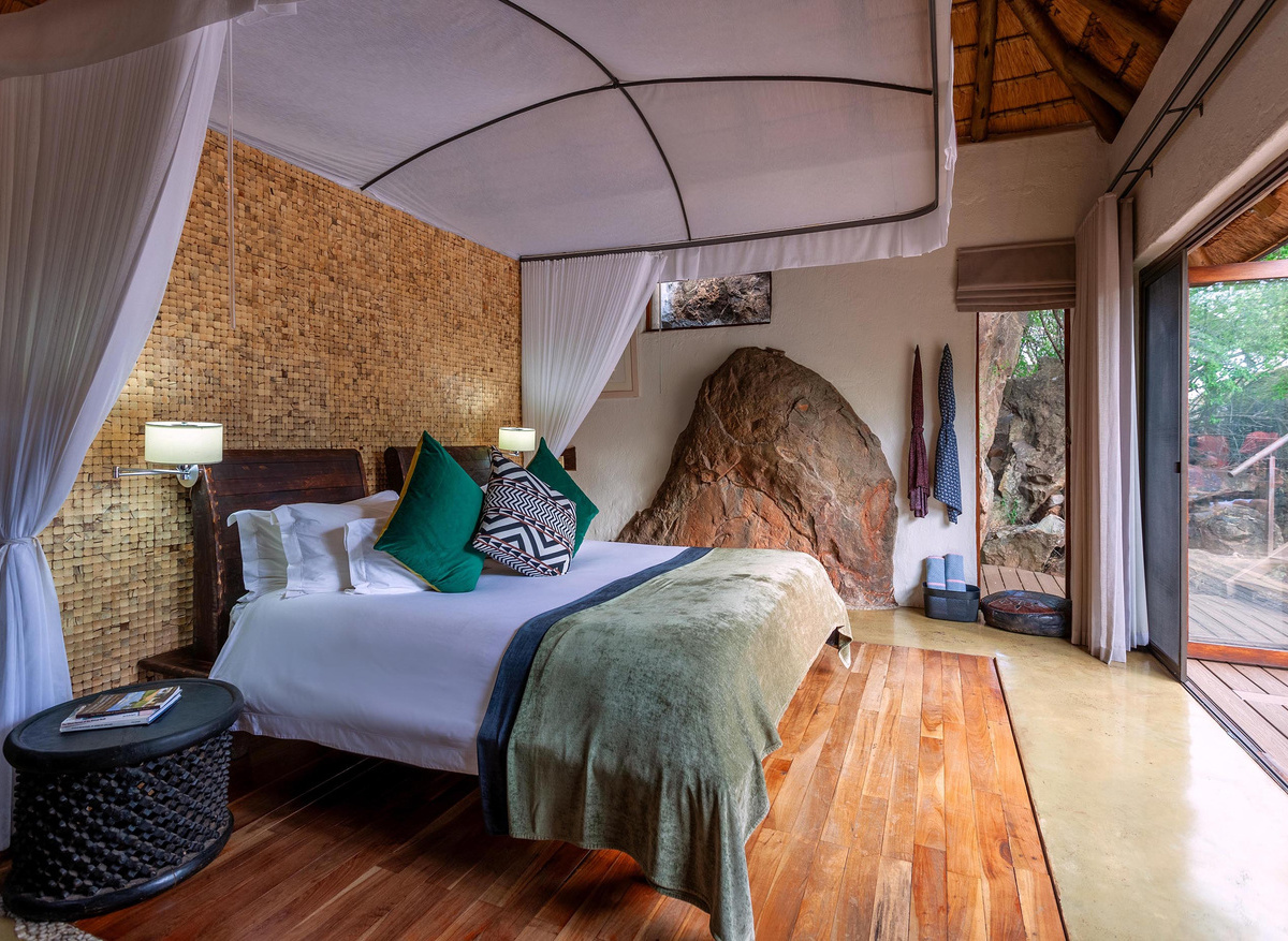 madikwe-hills-mvr-accommodation-room-6-honeymoon-suite-09.jpg