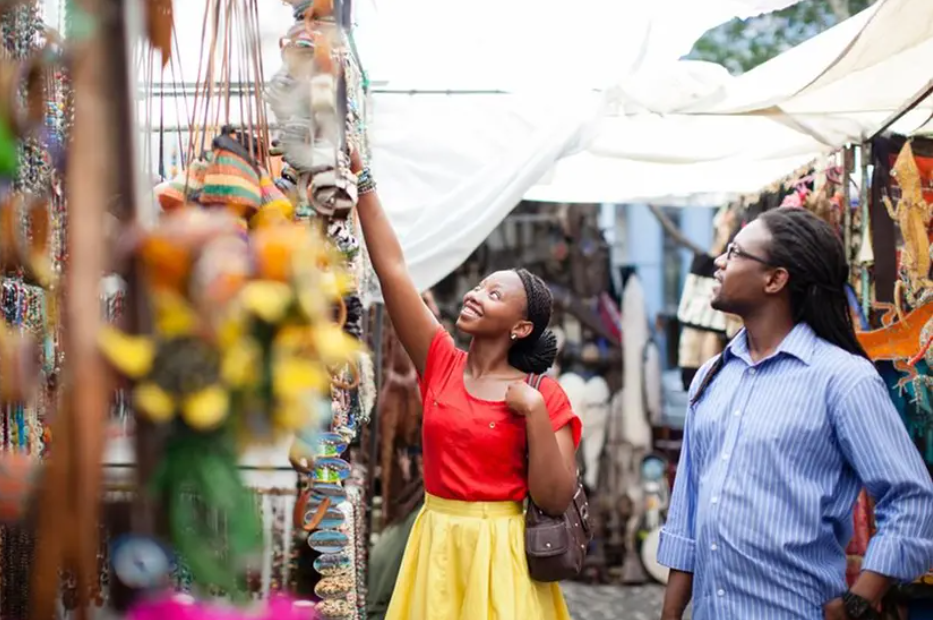 Couple shopping at market, Cape Town, South Africa .png