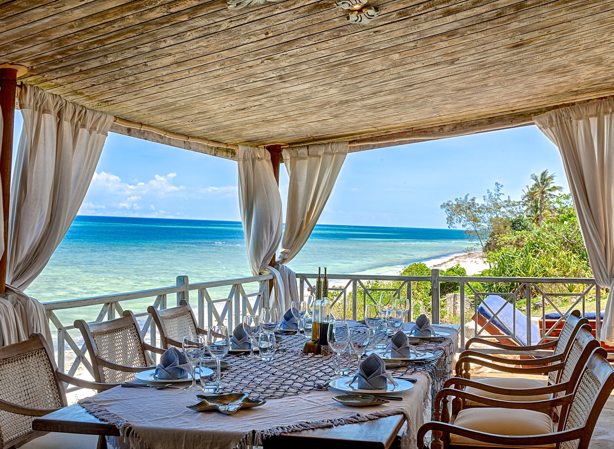 09-Alfajiri Cliff dining area + beach - Version 2 (1).jpg