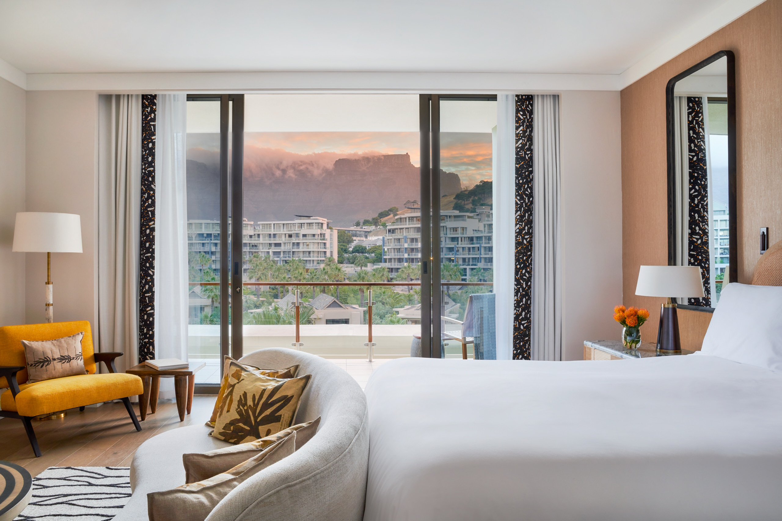 OO_CapeTown_Accommodation_MarinaMountainKing_Bedroom_Wide_MountainView_212-072%23.jpg