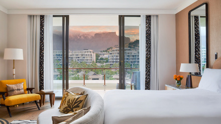 OO_CapeTown_Accommodation_MarinaMountainKing_Bedroom_Wide_MountainView_212-072%23.jpg