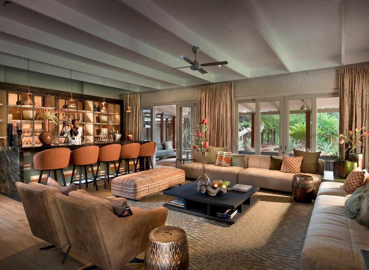 Morukuru Farm House - bar and living area