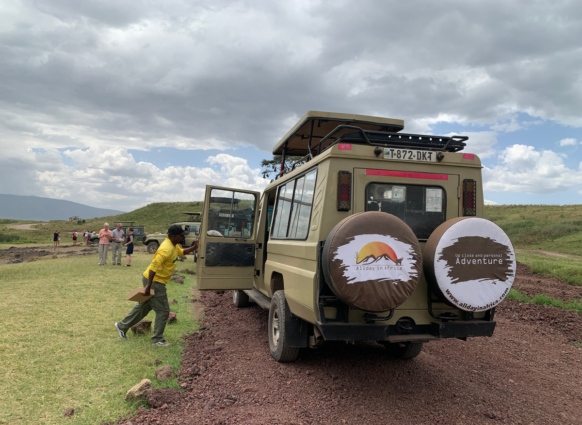 Our guide preparing the lunch boxes.JPG
