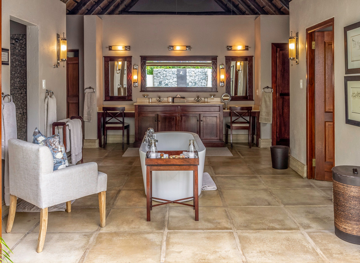 Savanna suite bathroom