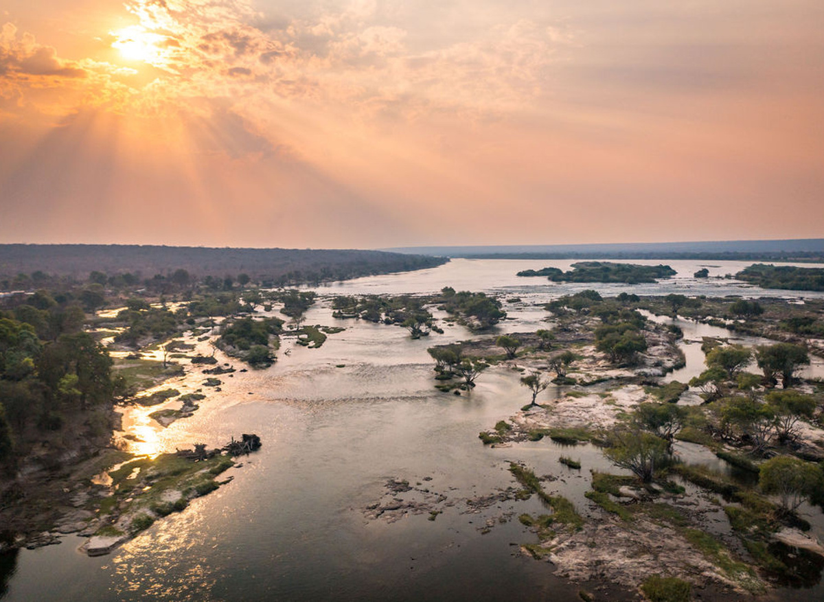 Matetsi_Victoria_Falls_Zambezi_river.jpg