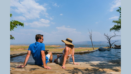 Couple+relaxing+by+the+pool-reduced.jpg