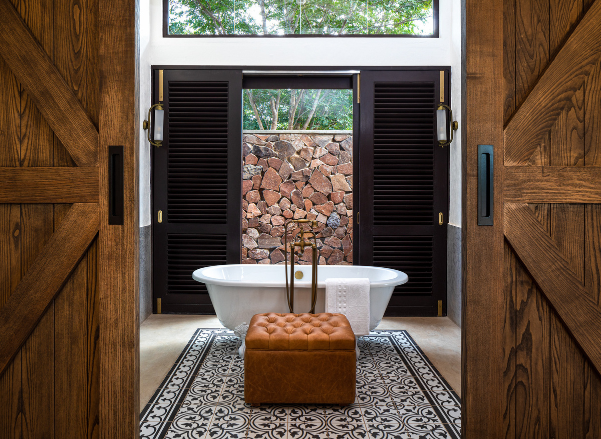 Mbano Manor Hotel Bathroom 1.jpg
