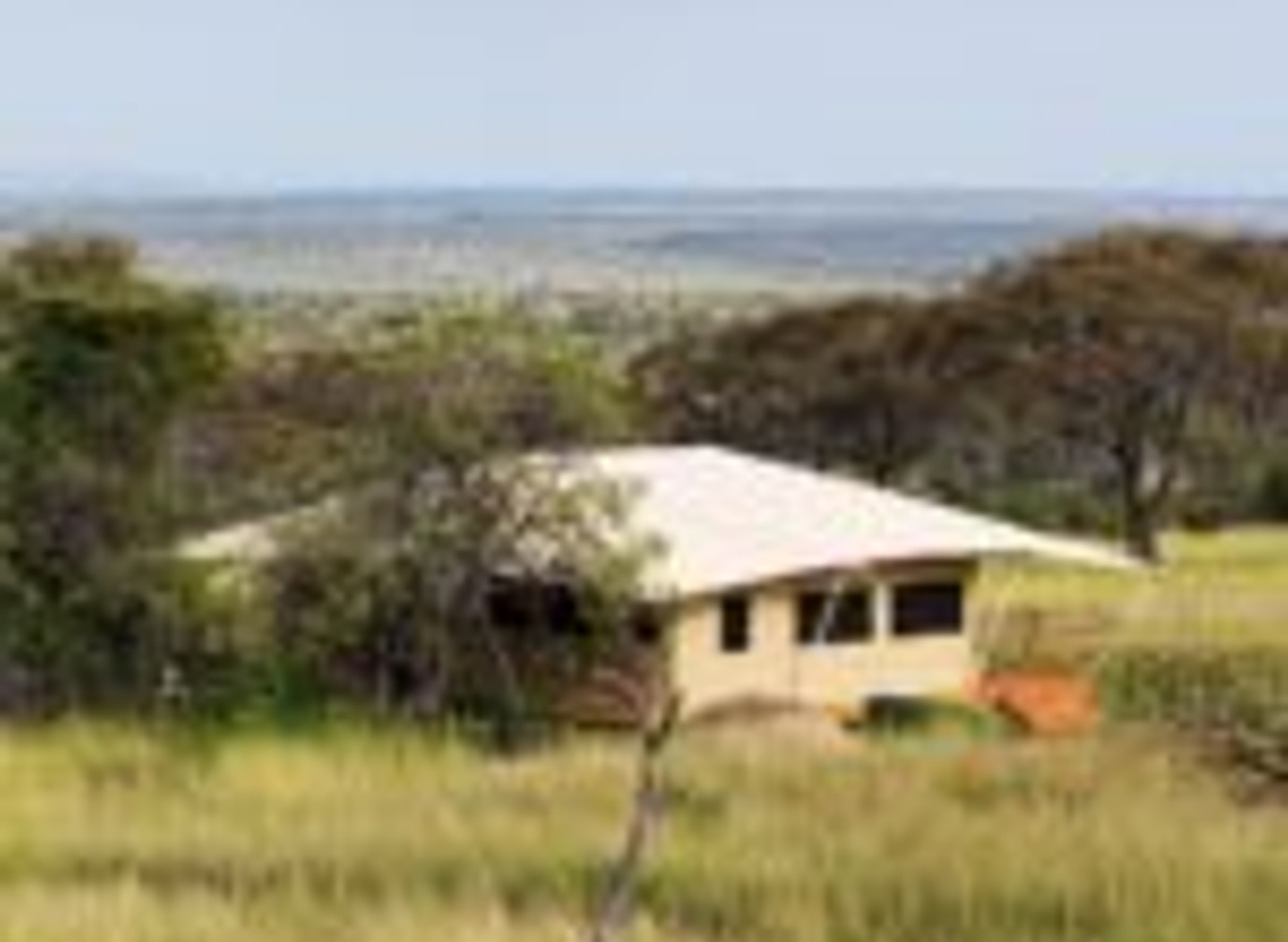 tent panorama at Serengeti Bushtops.jpg