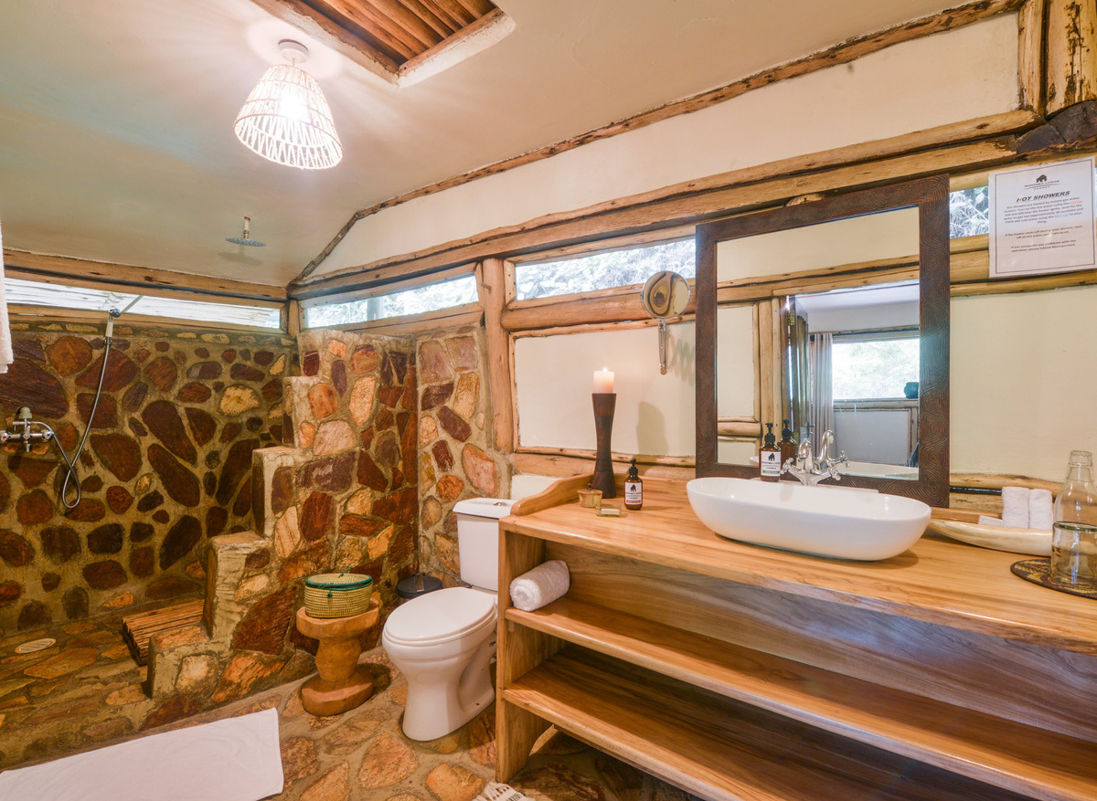 Buhoma Lodge - bathroom with shower