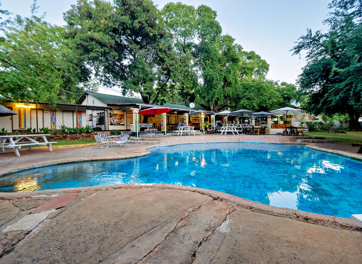 Shoestrings Backpackers