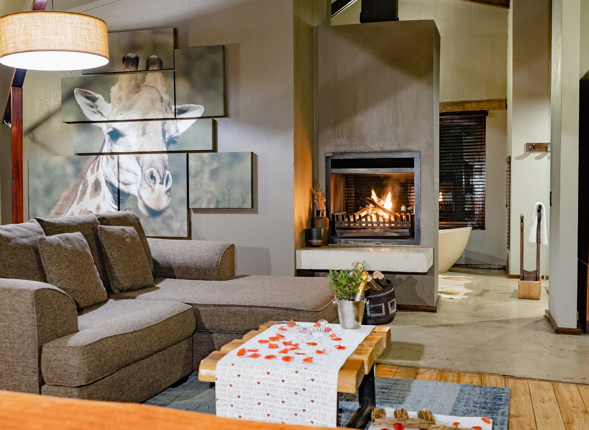 Rhino Ridge romantic bush villa interior.jpg