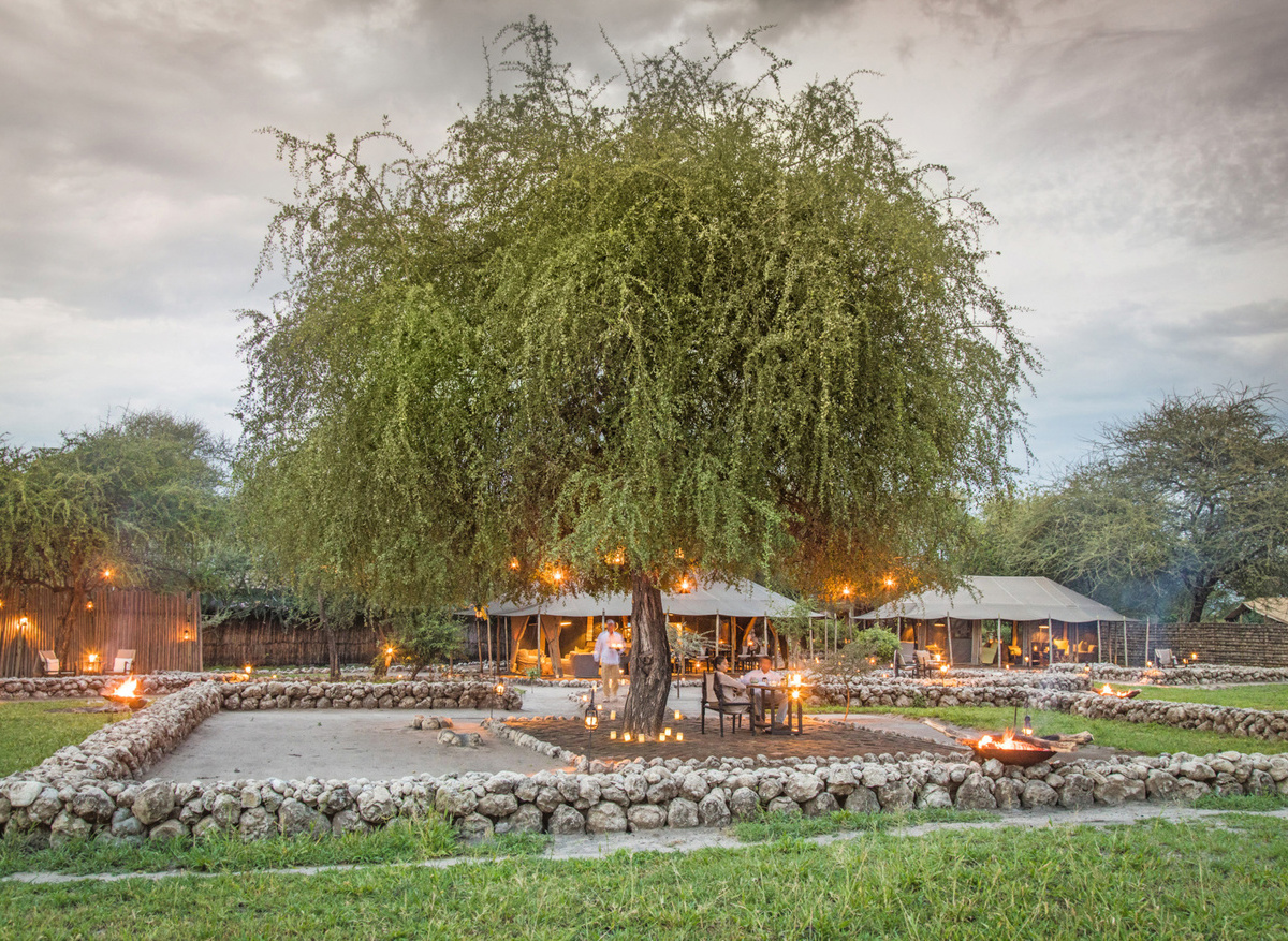 Little-Chem-Chem-Safari-Tanzania-Accommodation-Tented-Camp-Main-Area-Evening-Lanterns-Dinner.jpg