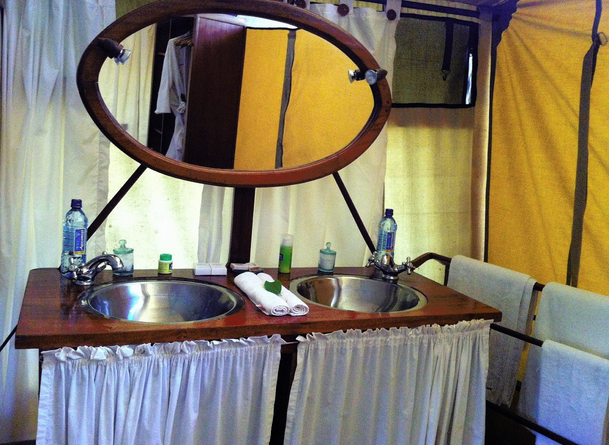 bathroom-karen-blixen-camp-mara-north-masai-mara.jpg