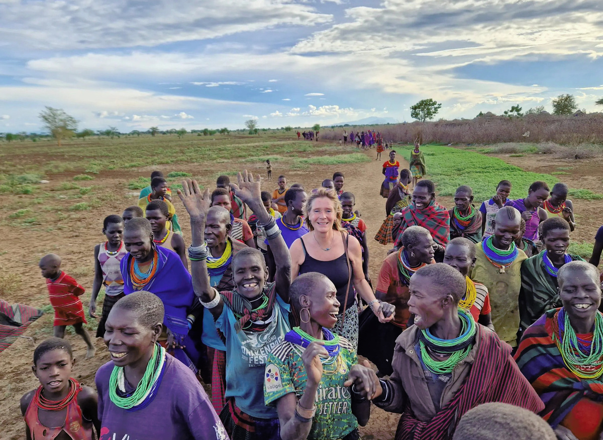 Karamajong-en-Ingrid-lopend-scaled (2).jpg
