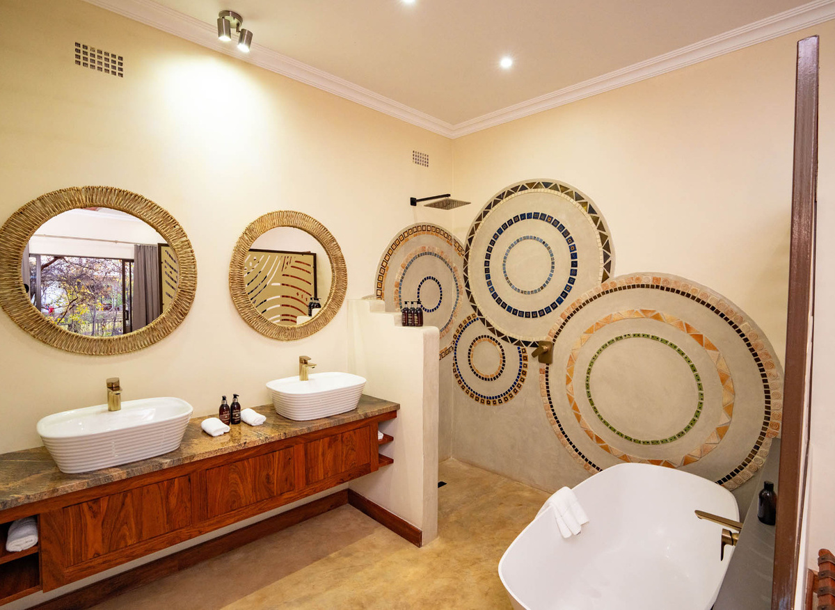 Insika Lodge Vic Falls - Luxury Bathroom.jpg