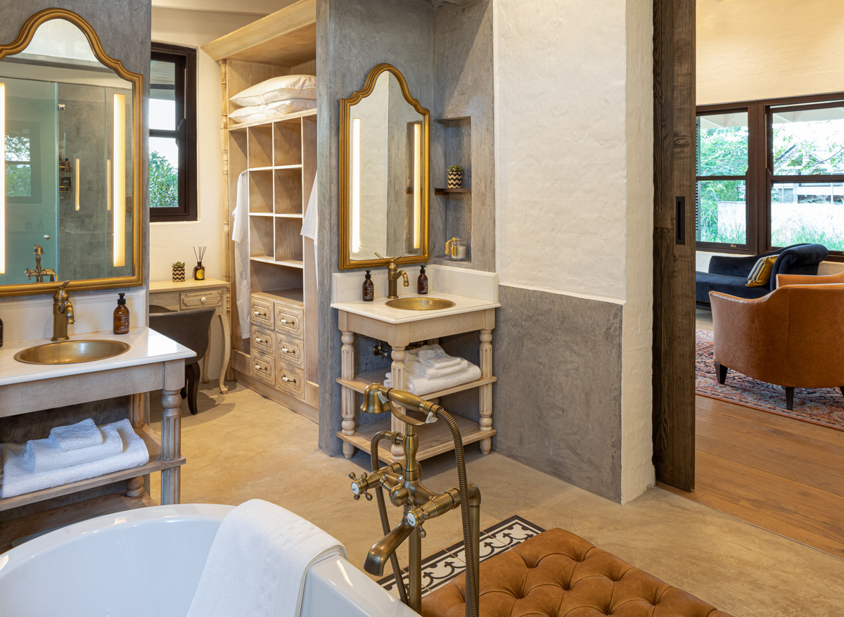 Mbano Manor Hotel Bathroom 2.jpg