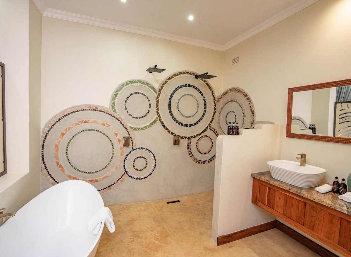 Insika Lodge Vic Falls - Signature Bathroom.jpg