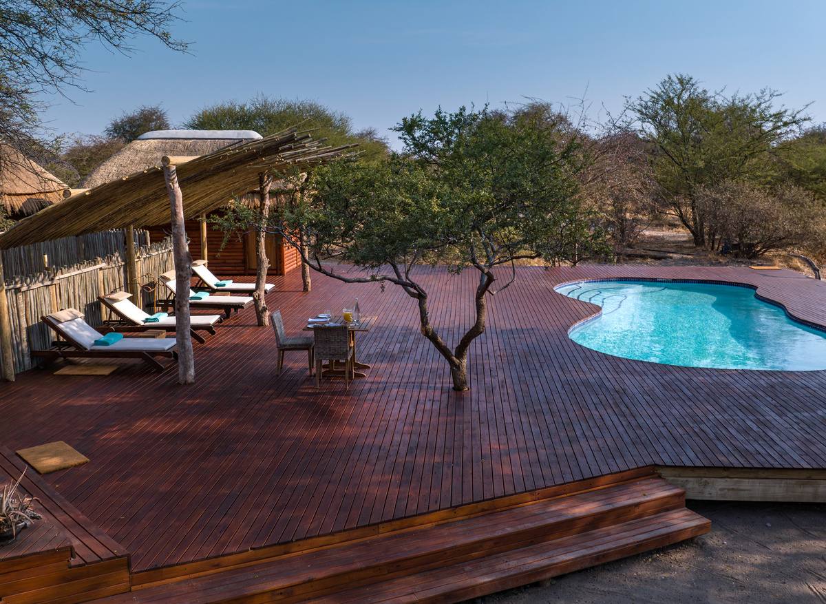 Main Lodge: Swimming Pool and deck 