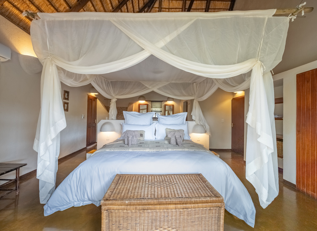 Olifant Villa Suite I Master Bedroom 1.jpg