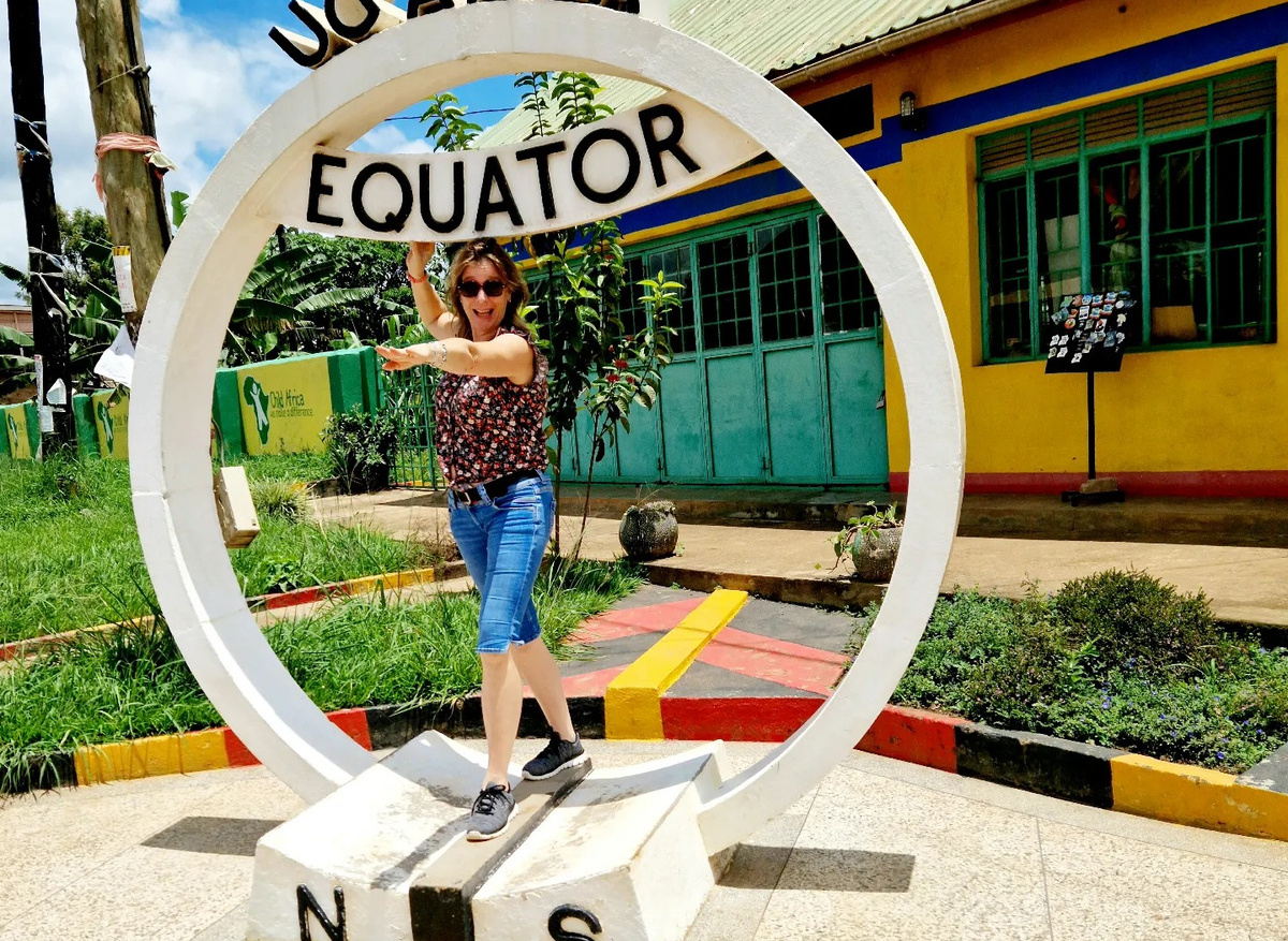 Ingrid op evenaar Oeganda.jpg