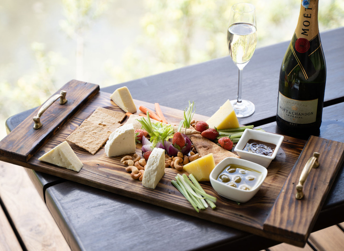 Soroi Private Wing - Charcuterie-Board-&-Wine