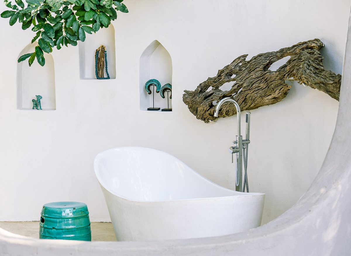 Shenton Safaris Kaingo Camp outdoor bathtub