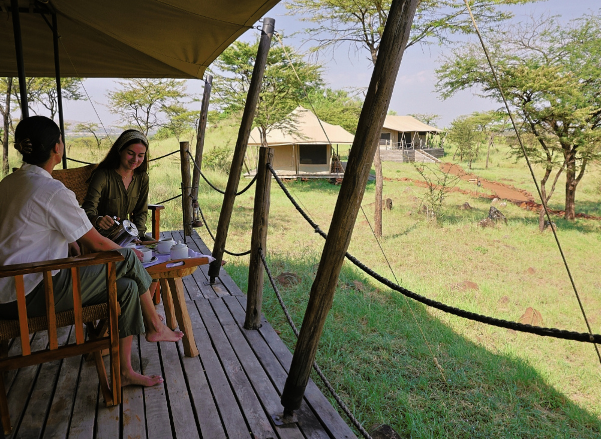 Kifaru Lodge veranda and breakfast