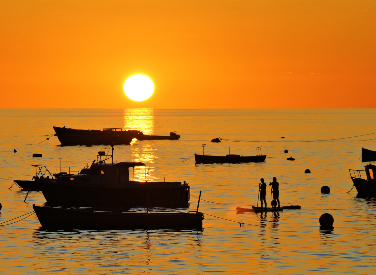 Paddleboarding in James Bay at sunset. Photo by Sophia Joshua.JPG
