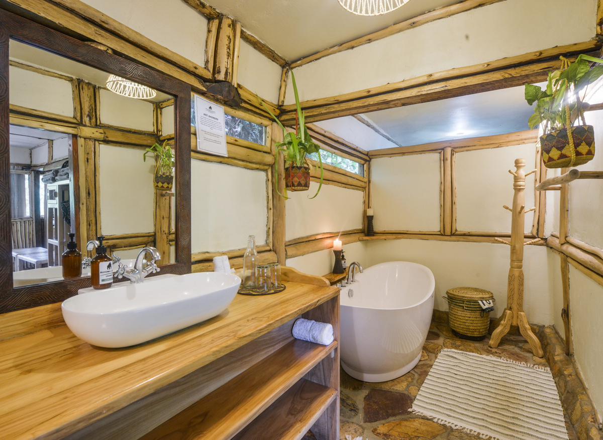Buhoma Lodge - bathroom