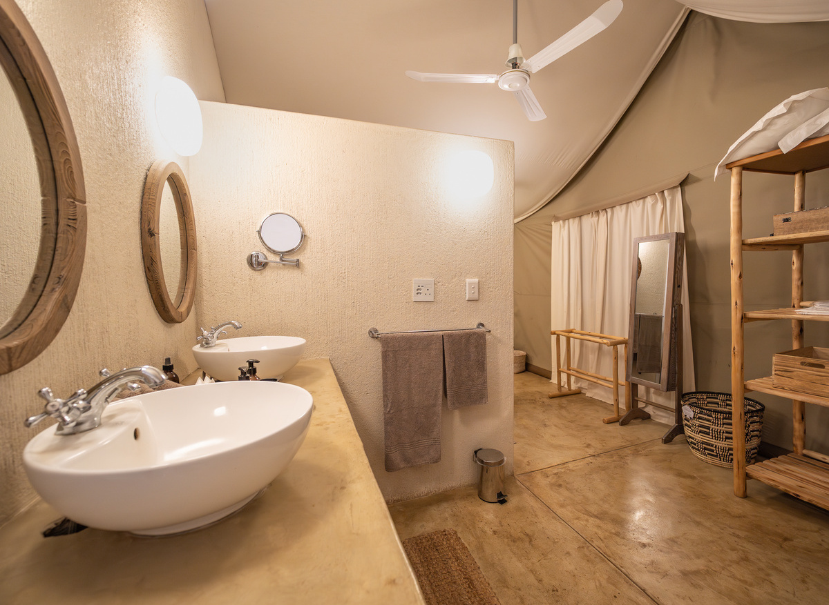 Luxury Rhino Tent I Bathroom.jpg