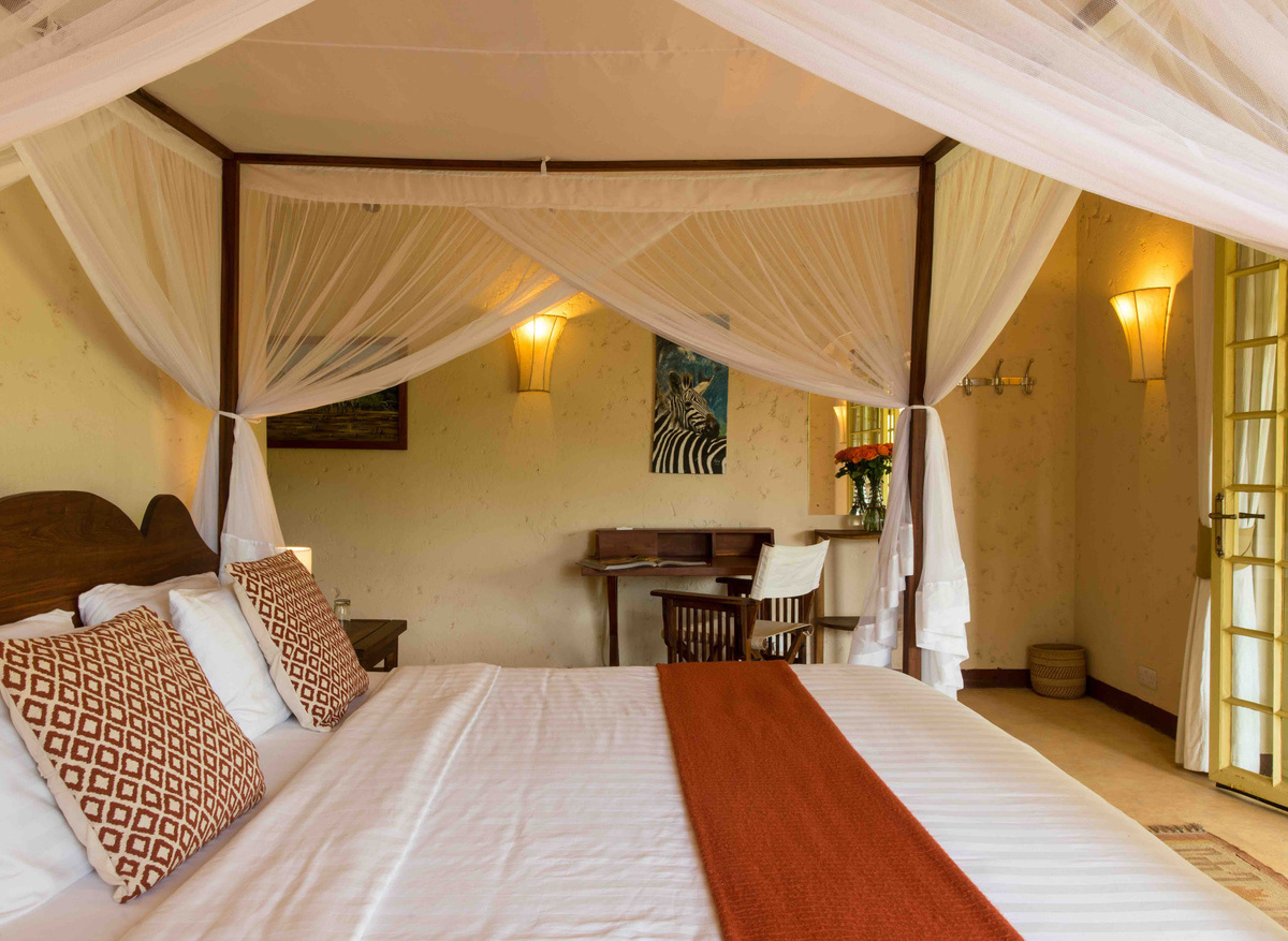 villa B32  masterbedroom desk.jpeg